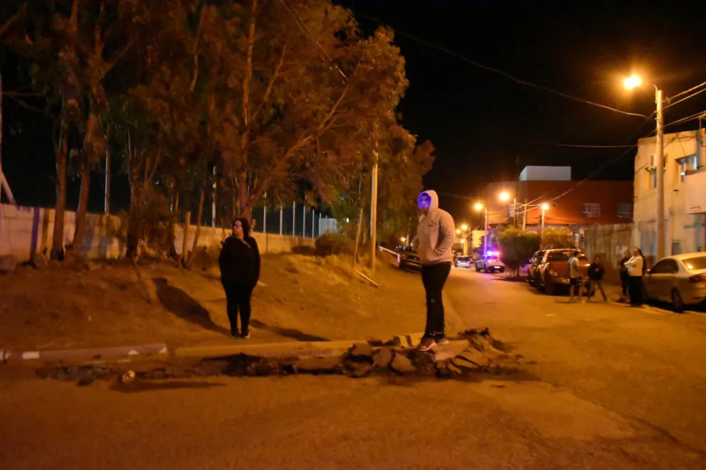 Se derrumbó un cerro sobre un barrio en Comodoro Rivadavia