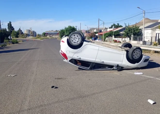 Vuelco en Km 5: un auto terminó dado vuelta en José Ingenieros y avenida del Parque