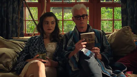 Unfamiliar, la serie perfecta para un maratón a mitad de semana