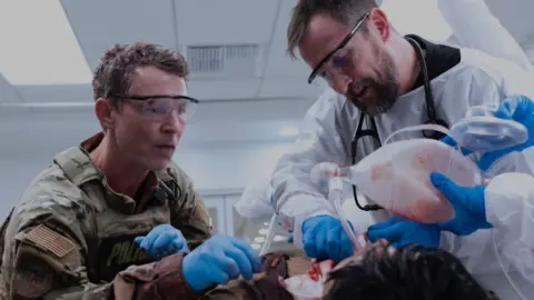 El episodio 8 de The Pitt demuestra que aún puede subir la apuesta