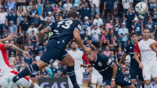 Al Rojo se le escaparon los tres puntos: se lo dio vuelta a Independiente Rivadavia, pero cayó sobre el final 3-2