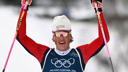 Rey absoluto del invierno: Johannes Klaebo firmó un histórico “6 de 6” al llevarse todos los oros de su categoría