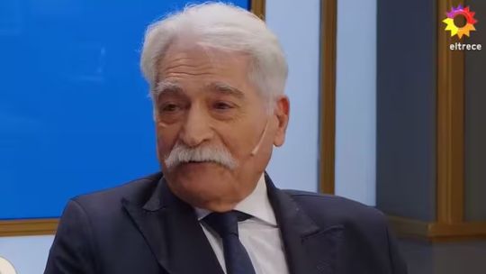 Según Jorge Asís, el recorte a las licencias por enfermedad fue idea de Milei