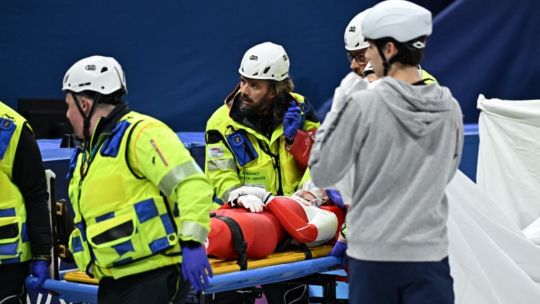 Pánico en los Juegos Olímpicos de Invierno: se resbaló y un patín le cortó el rostro en plena carrera