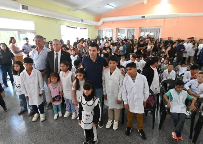 Torres inauguró el Ciclo Lectivo 2026 en la Escuela N° 16 de Camarones