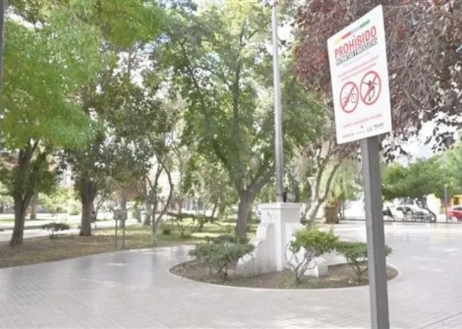 Prohíben el uso de skates y bicicletas en la Plaza Independencia de Trelew 