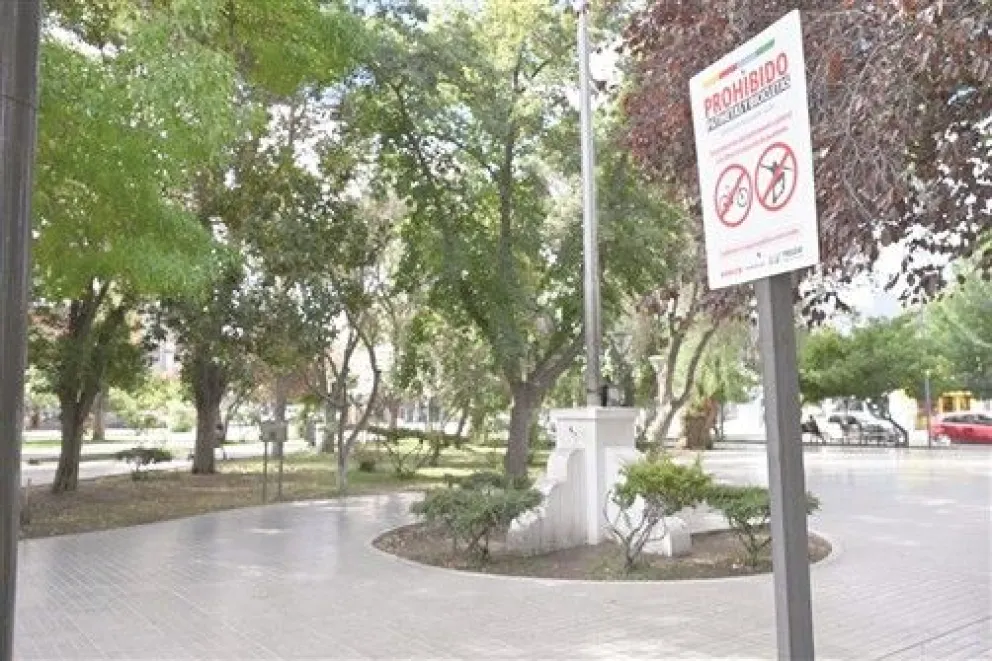 Prohíben el uso de skates y bicicletas en la Plaza Independencia de Trelew 