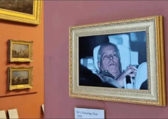 Activistas protestan contra el expríncipe Andrés en el Museo del Louvre