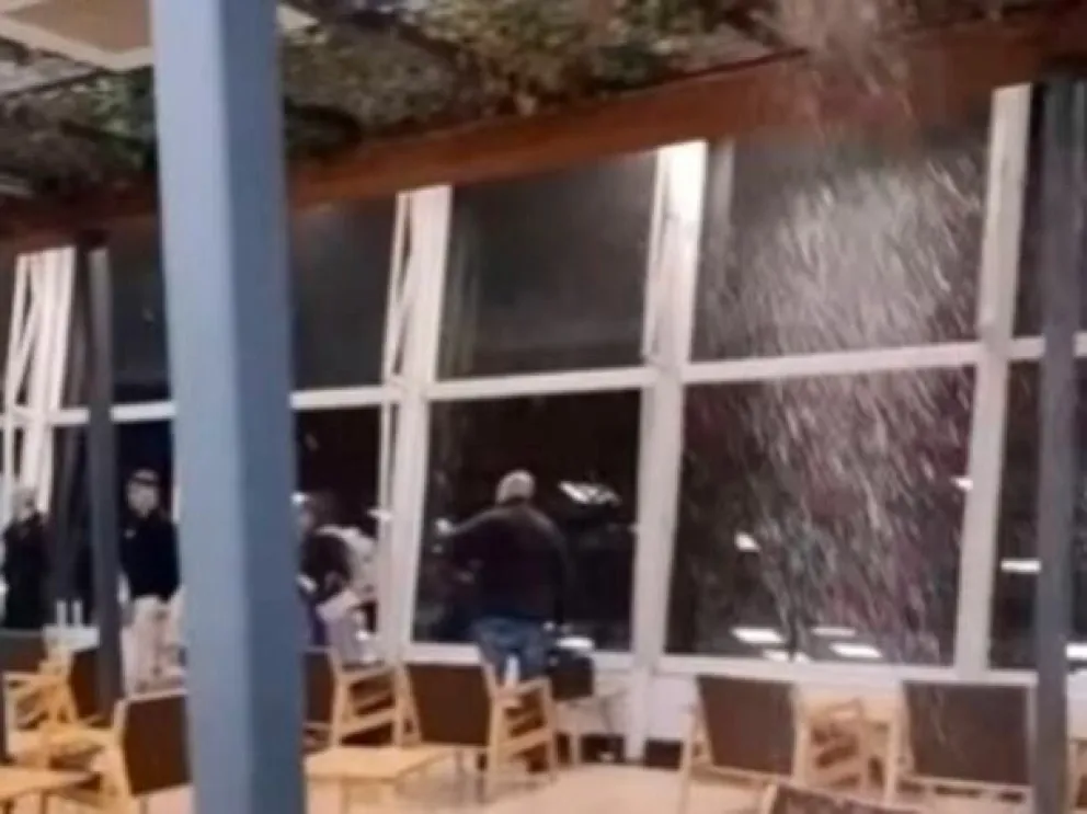 Se desplomó parte del techo del Aeroparque Jorge Newbery tras la tormenta en el AMBA