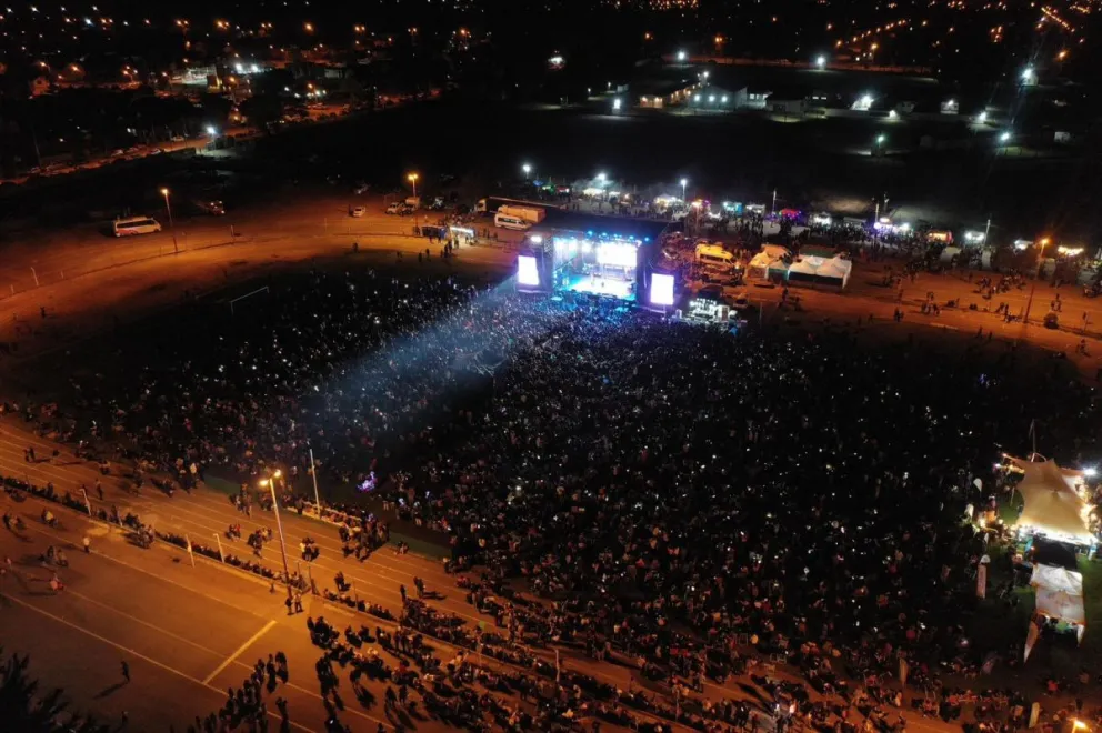 Multitudinaria fiesta popular: Esquel celebró sus 120 años a pura música y emoción
