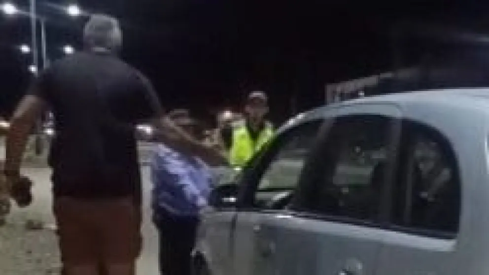 Intentó evitar una infracción y terminó en la comisaría
