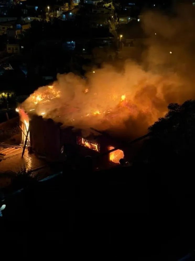 Incendio destruyó una vivienda en el barrio Pietrobelli