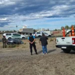 Despiste en Km 14: gendarme con su familia terminaron en un canal evacuador