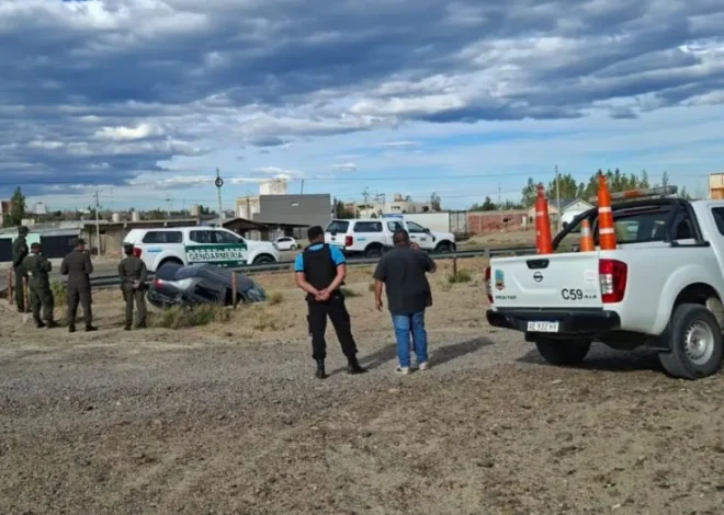 Despiste en Km 14: gendarme con su familia terminaron en un canal evacuador