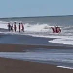 Guardavidas rescataron a tres chicos arrastrados por la corriente