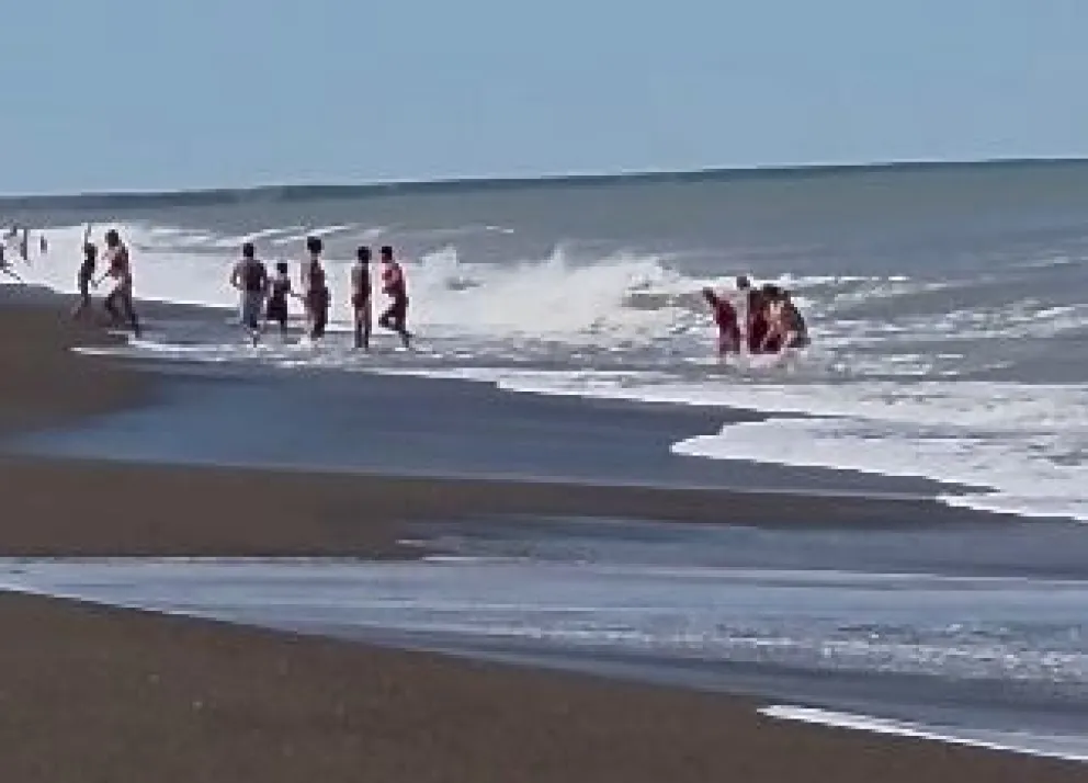 Guardavidas rescataron a tres chicos arrastrados por la corriente