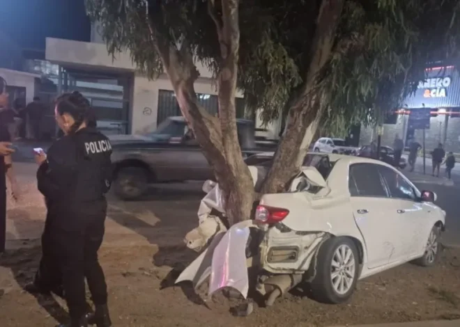 Un vehículo terminó chocando contra un árbol al esquivar a un motociclista