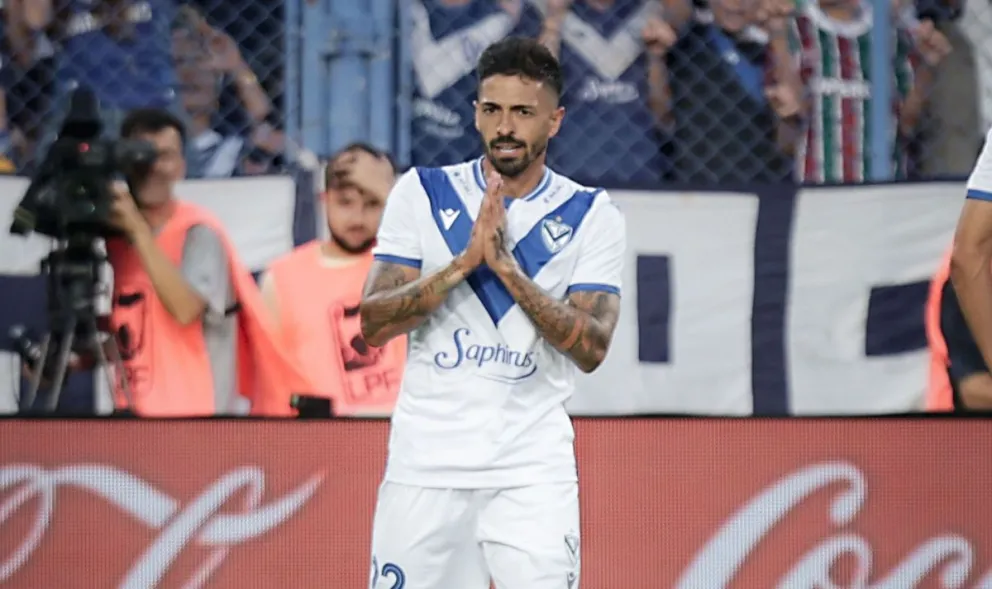 Con gol de Lanzini, el líder Vélez venció a un River que sigue en baja