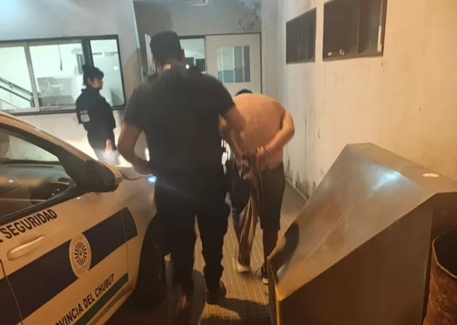 Estaba en el baño de una vivienda y lo detuvieron por violación de domicilio