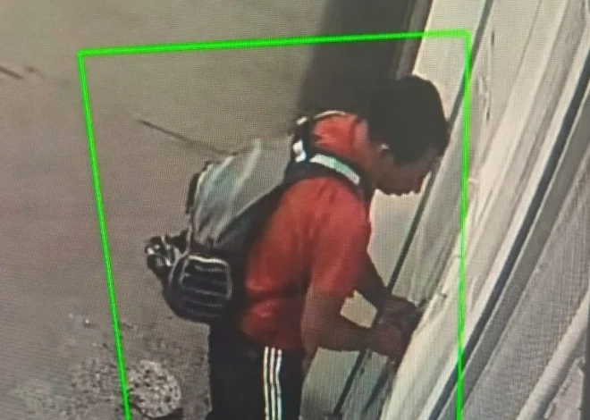 Daño la puerta de ingreso y garita de seguridad de un supermercado y fue aprehendido