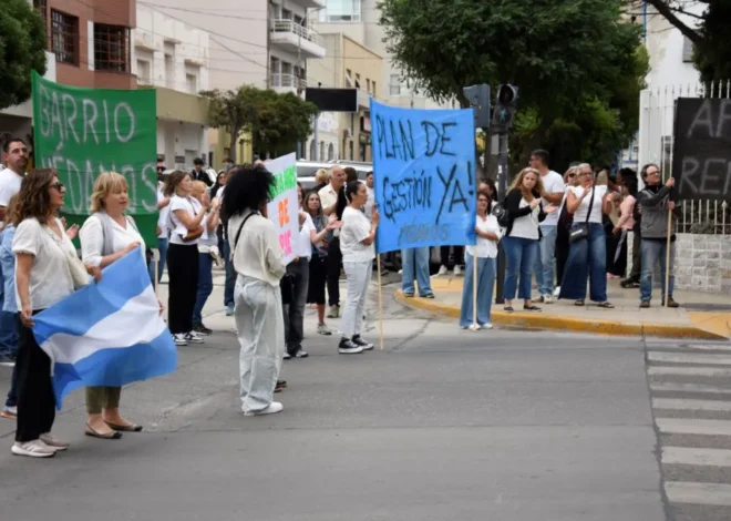 Representantes de vecinos afectados por el desplazamiento del Hermitte se manifestaron en el municipio