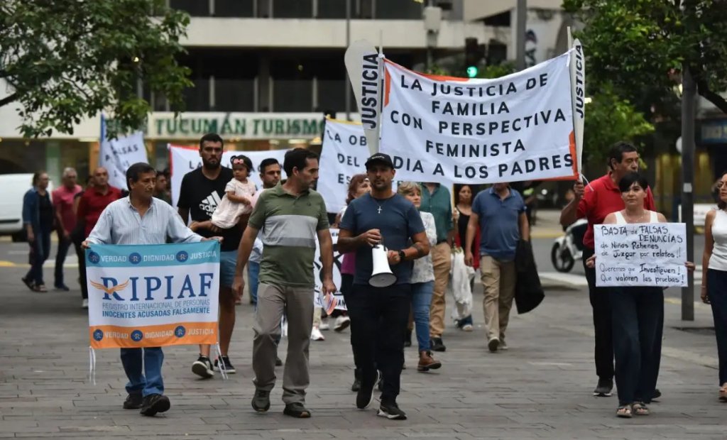 Padres tucumanos marcharon pidiendo rigurosidad contra las falsas denuncias por violencia de género