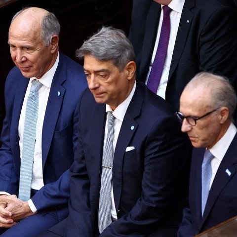 La Corte Suprema revocó la triple filiación de un niño y ratificó que el Código Civil solo permite dos vínculos parentales