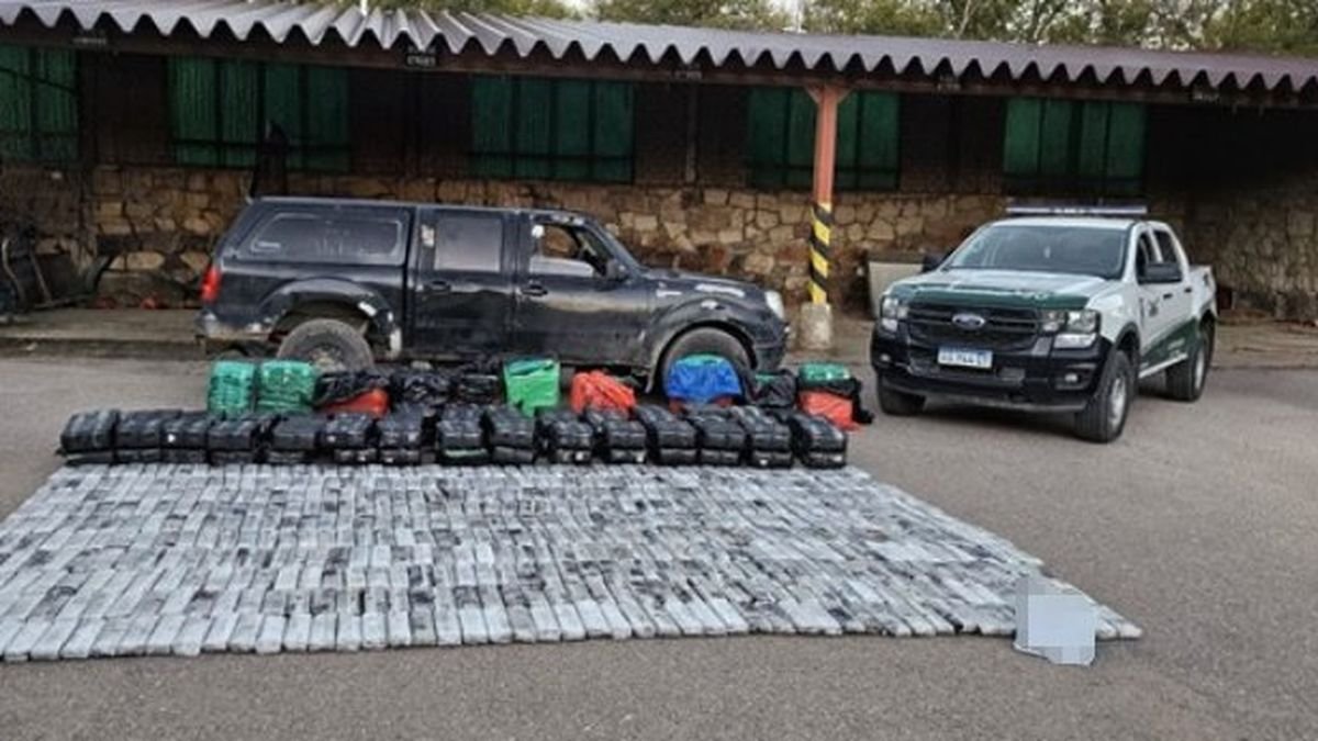 La Quiaca: Hallaron tres camionetas con más de 1.700 kilos de hojas de coca en la frontera