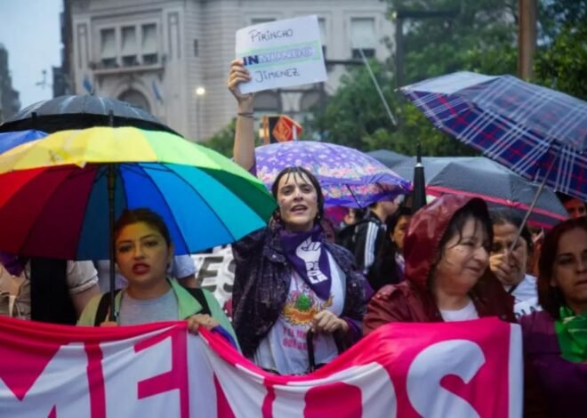 A pesar de la lluvia, mujeres marcharon desde los Tribunales Penales hasta Plaza Independencia
