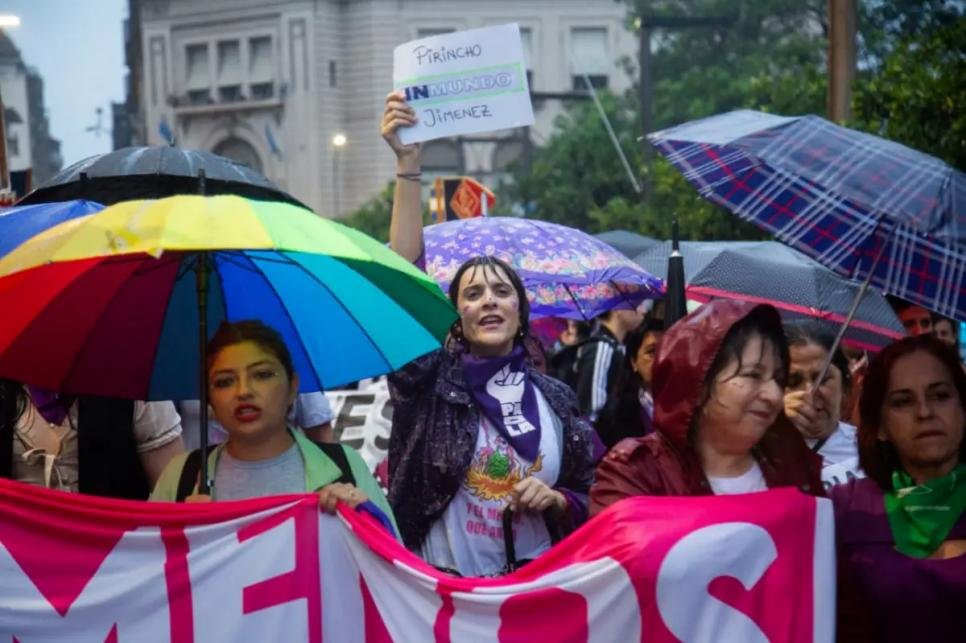 A pesar de la lluvia, mujeres marcharon desde los Tribunales Penales hasta Plaza Independencia