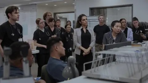 El noveno episodio de The Pitt intensifica el caos y la calidad de sus prótesis