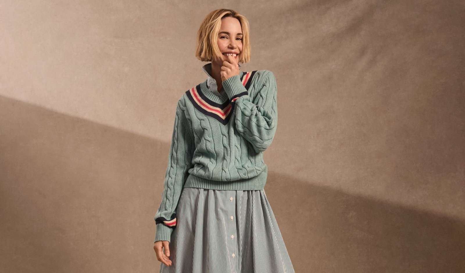 Leslie Bibb redefine el estilo preppy para Brooks Brothers