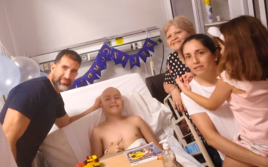 Un nene de Monteros lleva años luchando contra el cáncer y su familia pide ayuda para seguir adelante