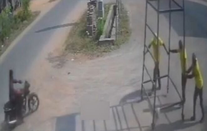 Impactante video: dos albañiles murieron al instante tras rozar cables con un andamio metálico