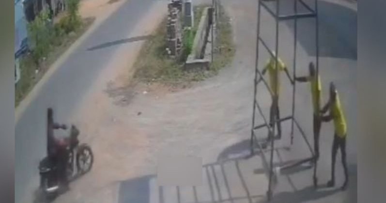 Impactante video: dos albañiles murieron al instante tras rozar cables con un andamio metálico