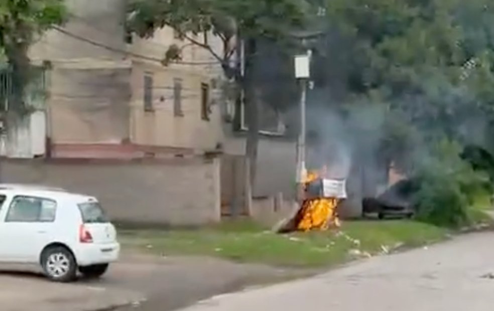 Alarma y enojo en Banda del Río Salí por una ola de incendios intencionales en cestos de basura (video)