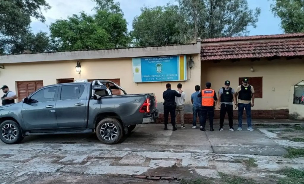 Recuperan una camioneta Hilux robada y detienen a dos jóvenes tucumanos en Santiago del Estero