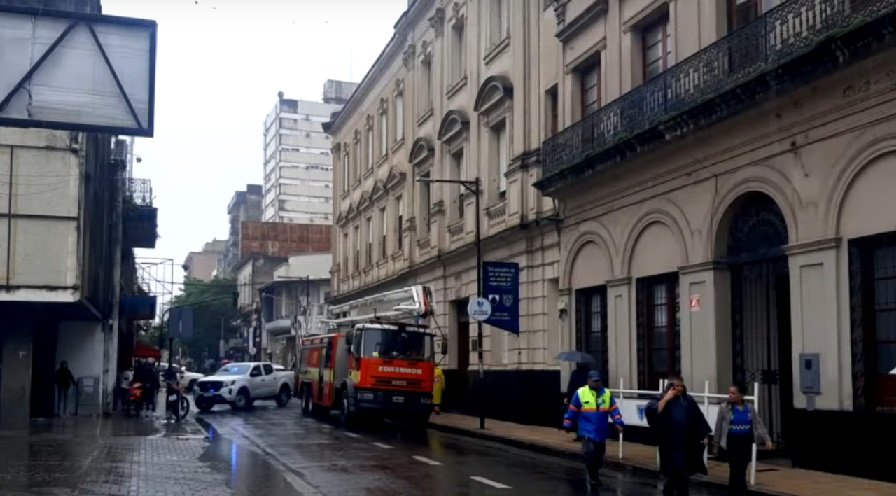 Susto y alerta: evacuaron el colegio Santa Rosa de calle 24 de Septiembre