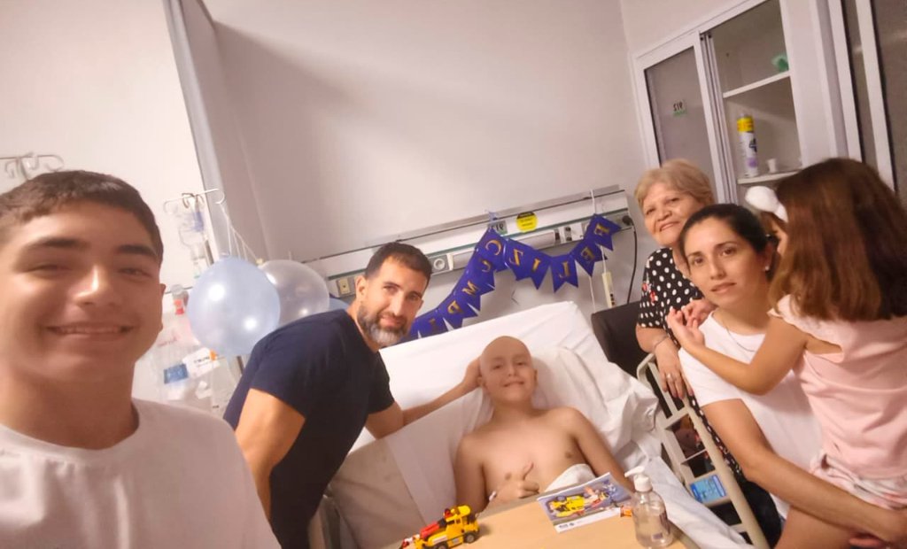 Un chico de Monteros lleva años luchando contra el cáncer y su familia pide ayuda para seguir adelante
