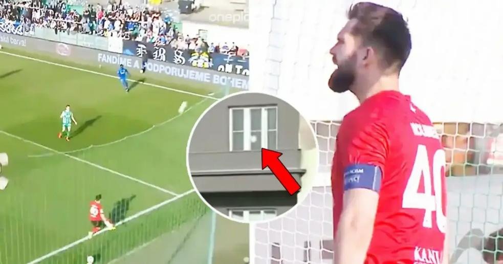 Despejó la pelota, le pegó a una ventana y cayó en un balcón: la insólita secuencia en el fútbol checo que da vuelta al mundo