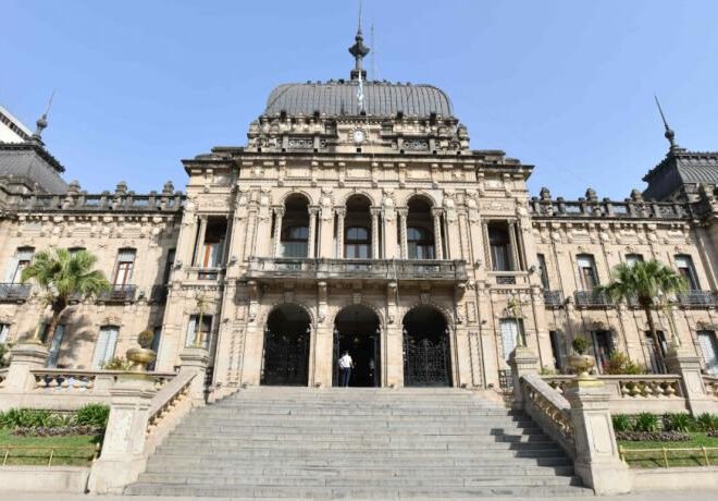 Tucumán negocia con el Banco Macro una postergación del pago de un crédito de $ 80.000 millones