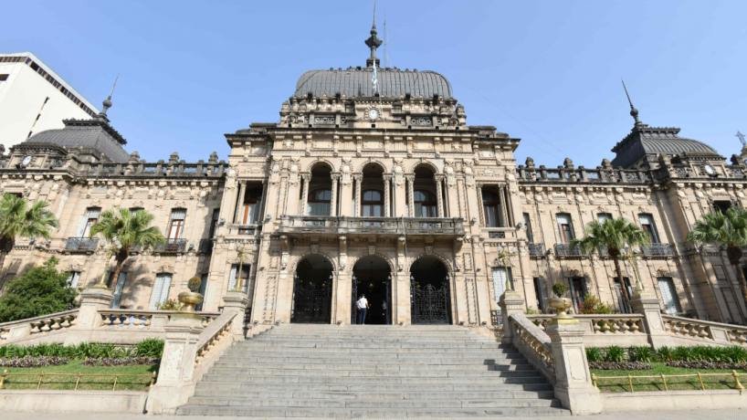 Tucumán negocia con el Banco Macro una postergación del pago de un crédito de $ 80.000 millones