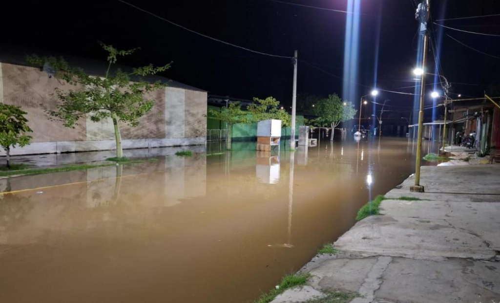 El agua que baja de Tucumán a Santiago del Estero desbordó el río Dulce inundando calles en Termas de Río Hondo (video)