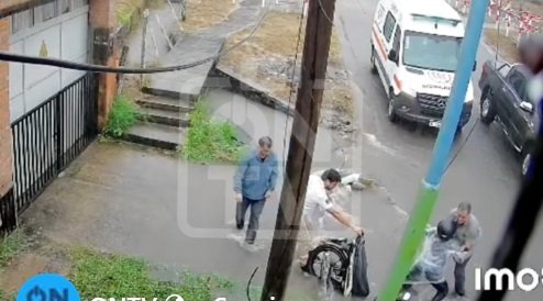 Mujer cayó con su moto en un pozo no señalizado en Rivadavia al 1600