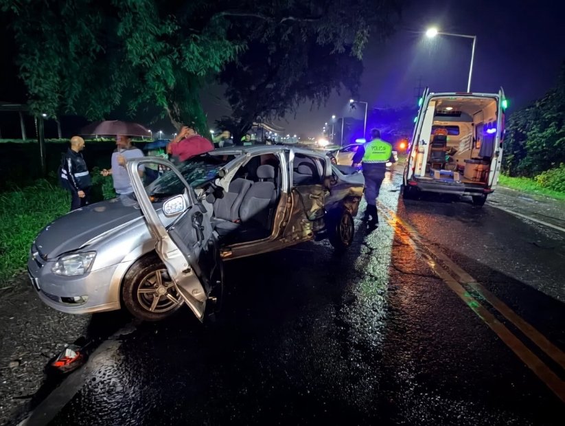 Un policía y un motociclista resultaron heridos en un triple choque sobre la ruta 301 cerca de la ciudad de Lules