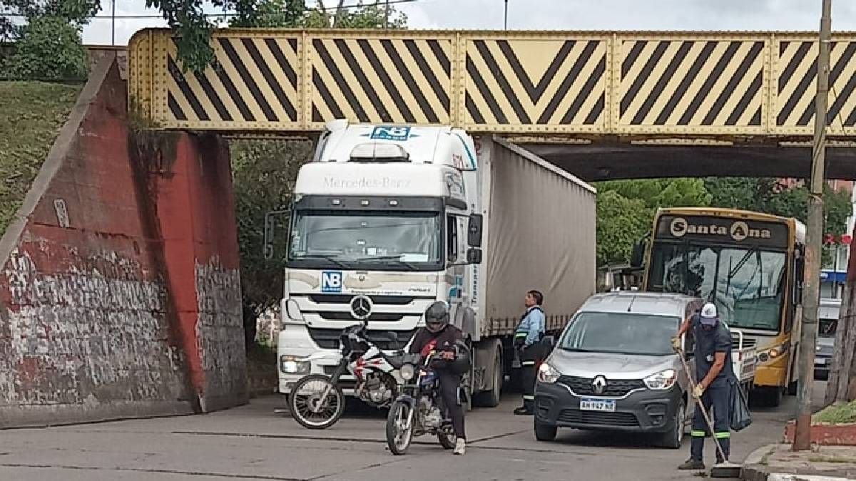 Un camión no calculó la altura y quedó trabado bajo un puente en San Salvador de Jujuy