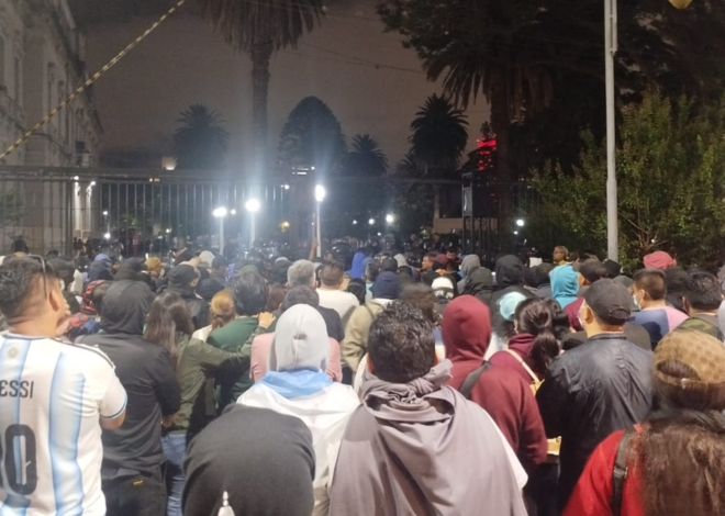 Manifestación frente a Casa de Gobierno: familiares de policías reclaman un aumento del 50%