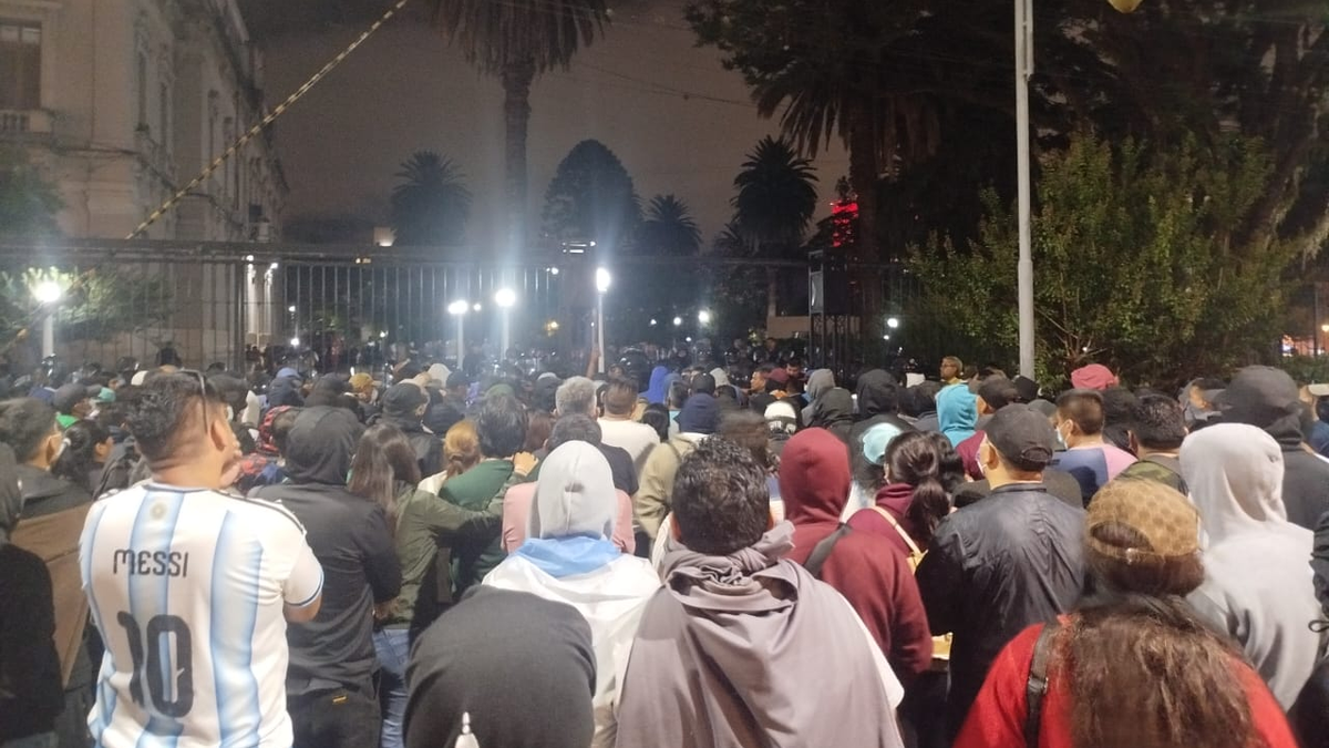 Manifestación frente a Casa de Gobierno: familiares de policías reclaman un aumento del 50%