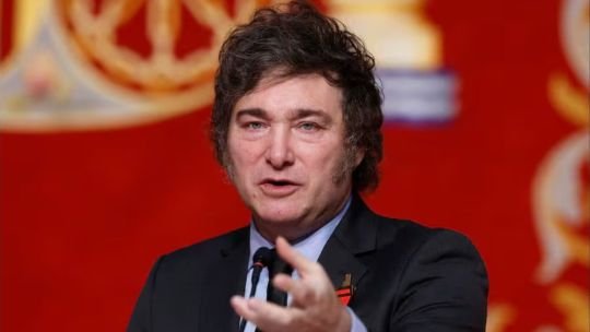 En medio del escándalo Adorni, los diputados peronistas quieren saber cómo se paga el viaje de Milei a España