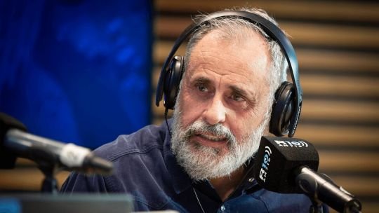 Rial disparó contra los periodistas oficialistas por el caso Adorni: “Se nota el sobre”